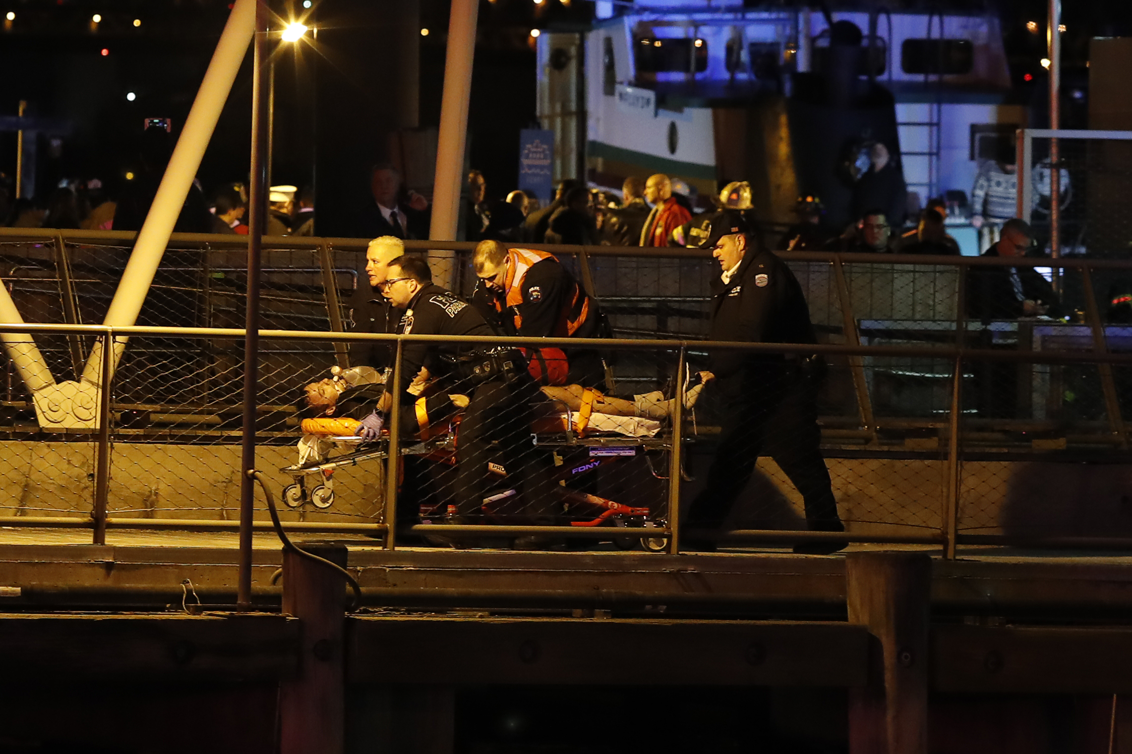 Хеликоптер падна в река Ийс Ривър в Ню Йорк - двама загинаха, трима бяха ранени