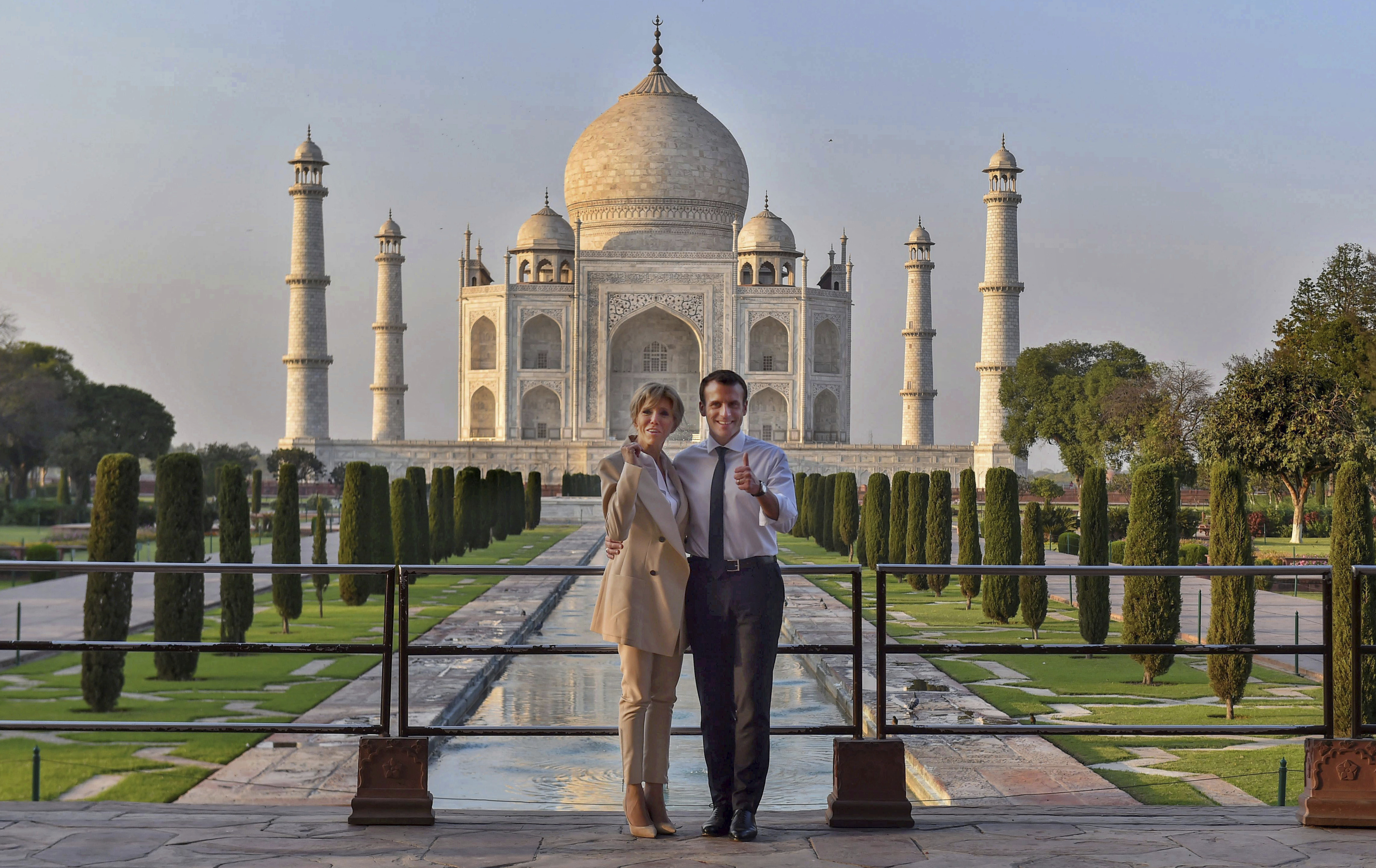 Еманюел Макрон и съпругата му Брижит Макрон в Индия