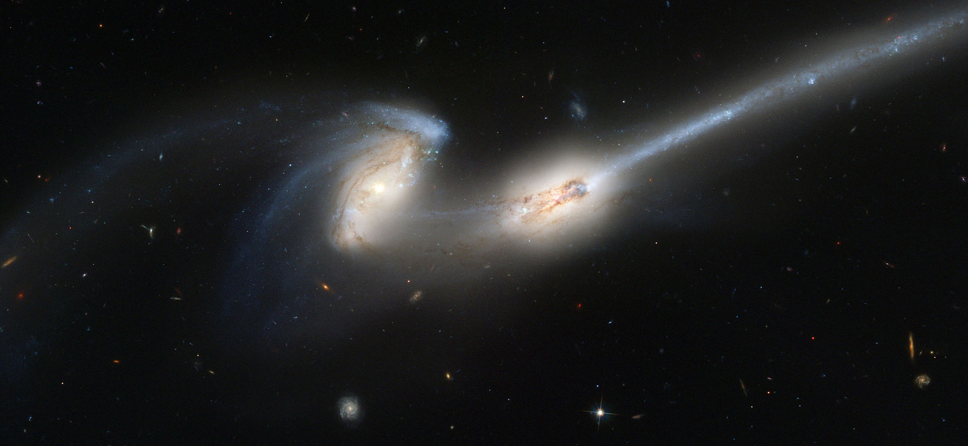 Сливането на галактиките, обозначени като NGC 4676, е в по-напреднала фаза
