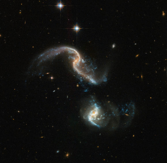”Хъбъл” засне сливане на галактики (снимки)