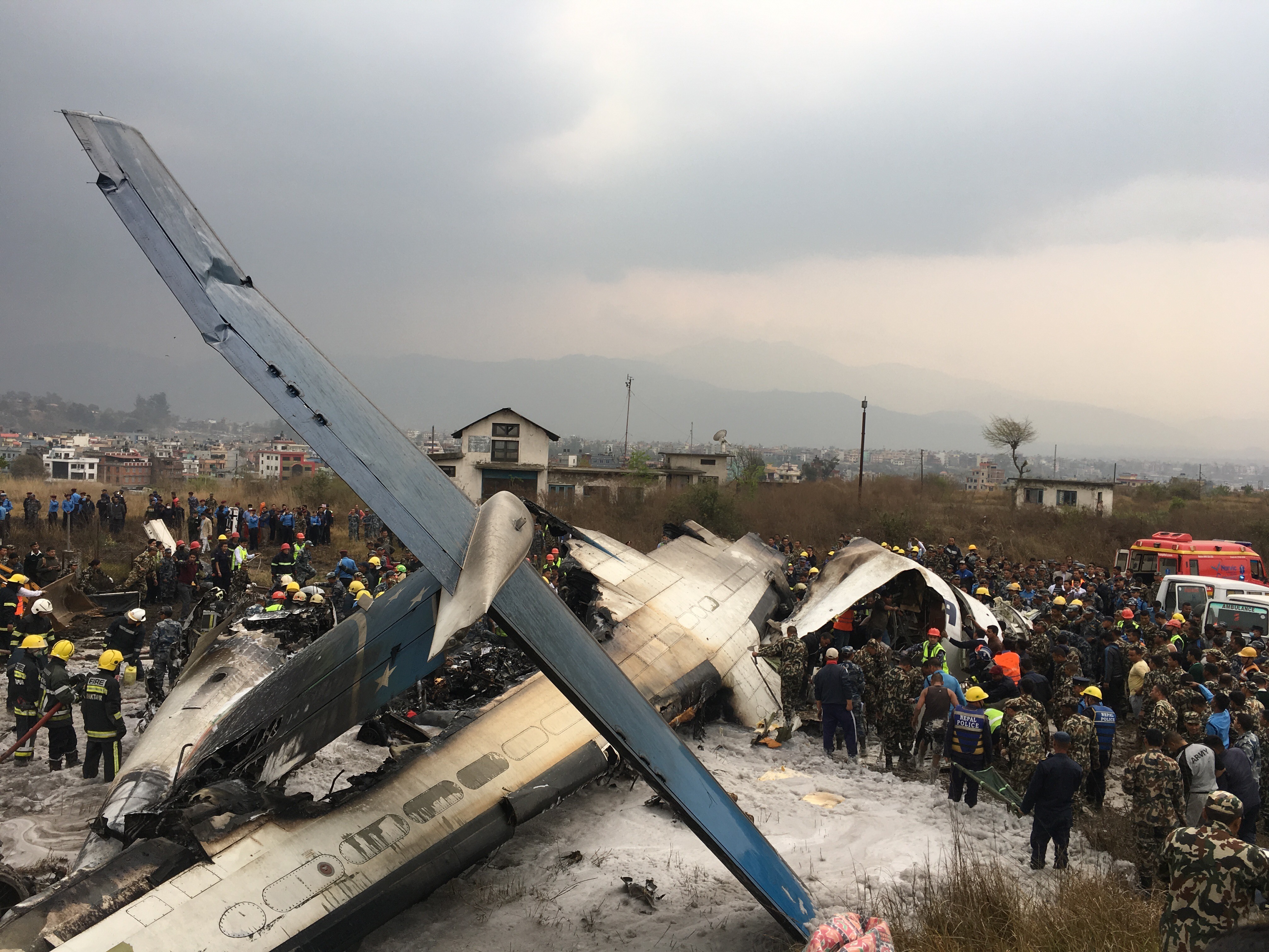 Самолет се разби при кацане в Непал, има загинали и оцелели