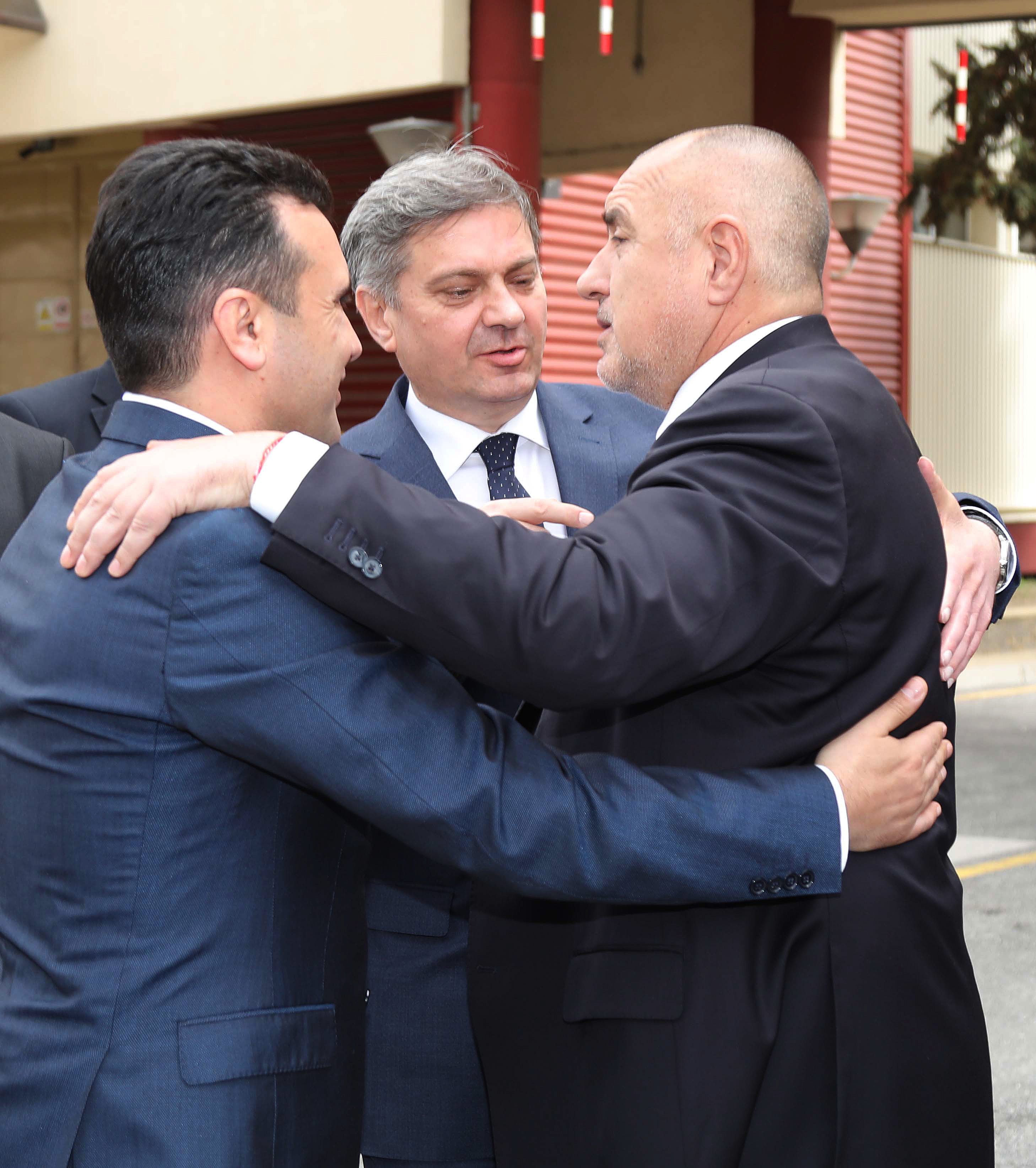 Скопска прегръдка между съседи на Балканите - премиерите на Македония, Босна и Херцеговина и България