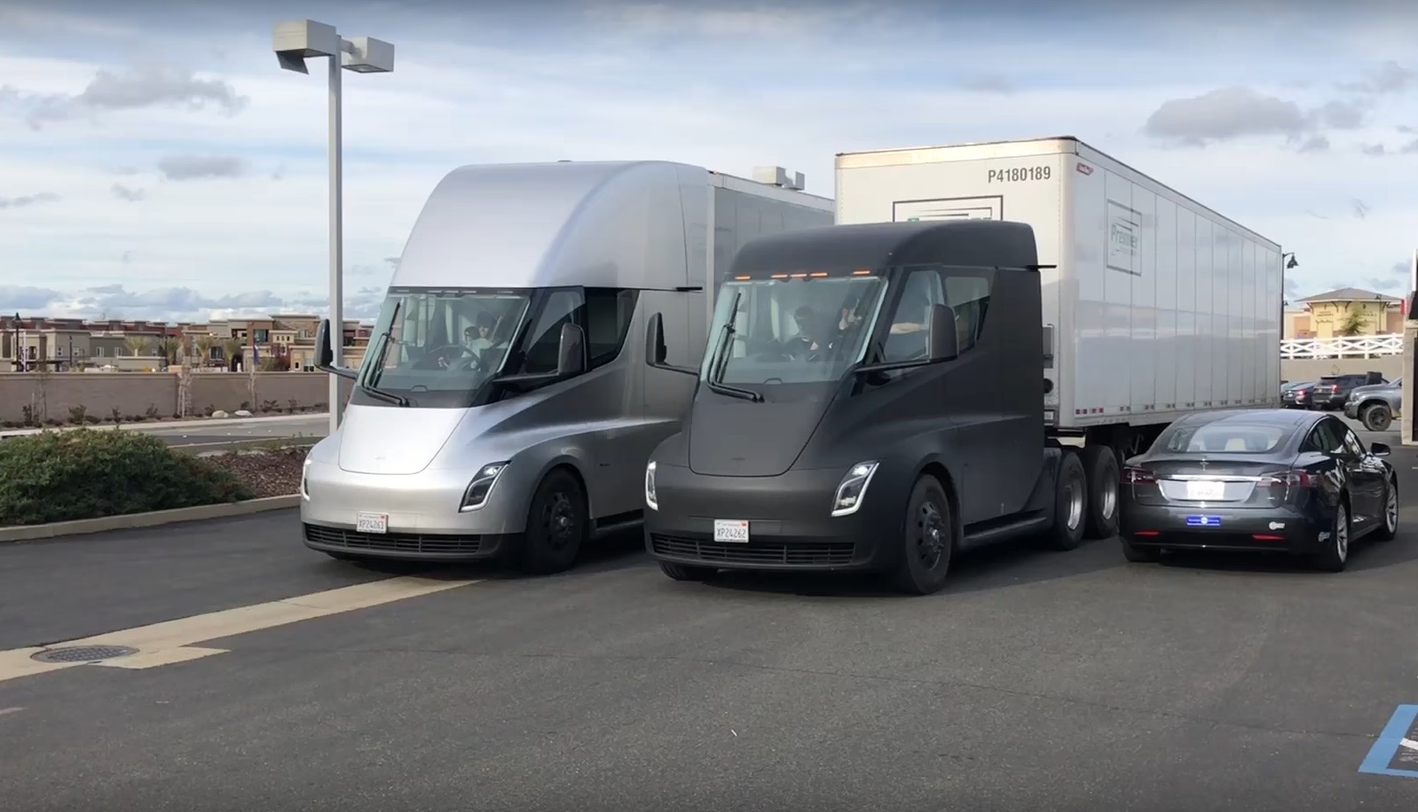 Електрическите камиони на Tesla вече возят товари (видео)