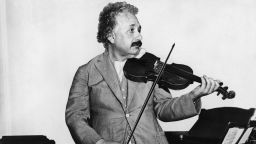 Продадоха цигулката на Алберт Айнщайн за 520 хиляди долара 