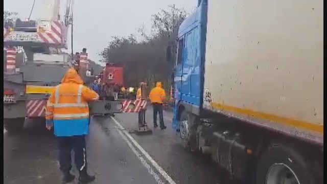 Камион се обърна в Кресненското дефиле и блокира движението