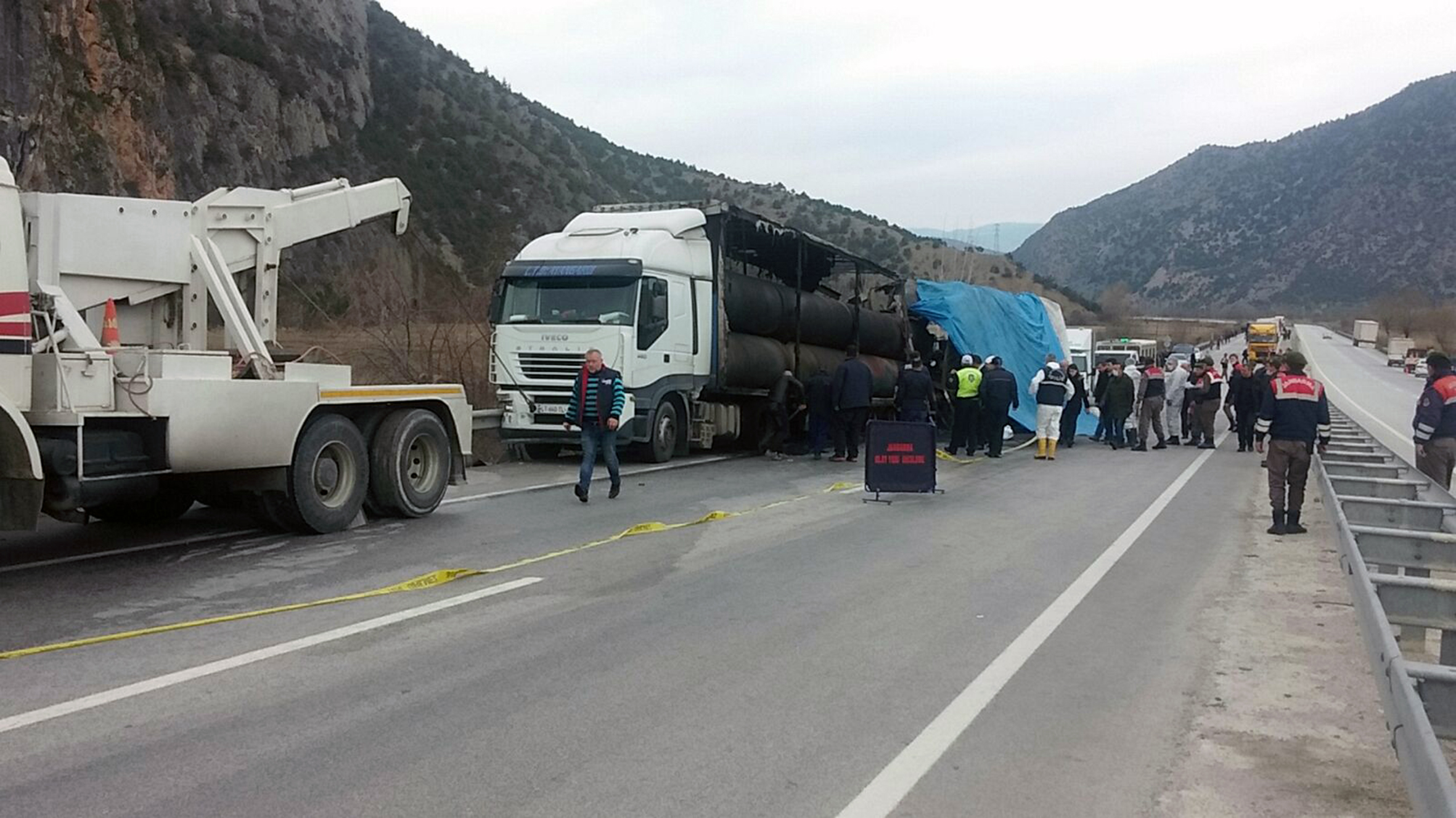 Пътнически автобус се вряза в камион в Турция, 13 жертви