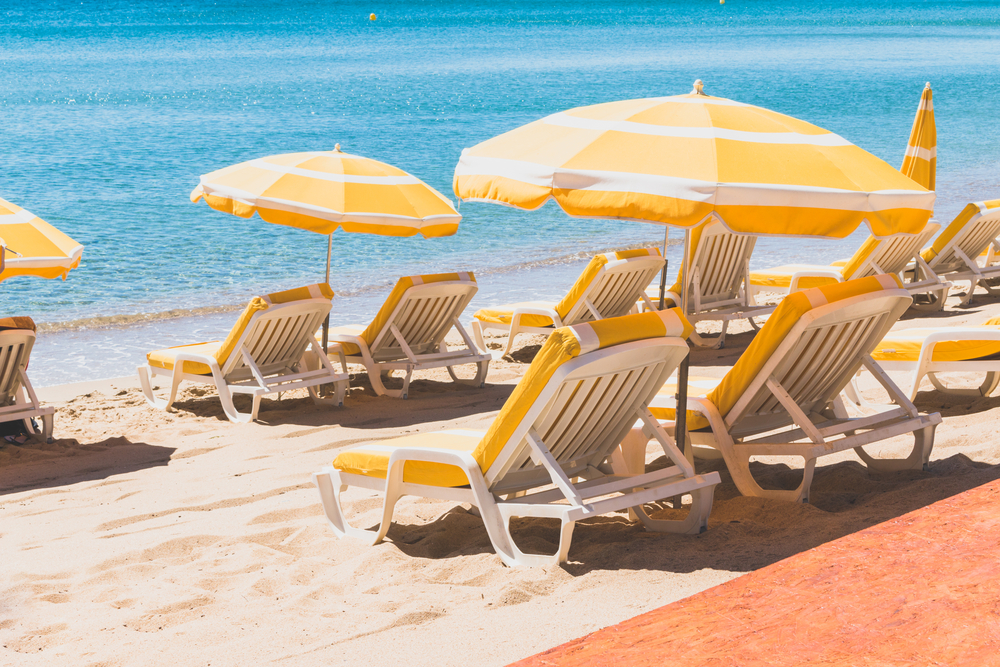 18 лева за чадър и шезлонг на Слънчев бряг