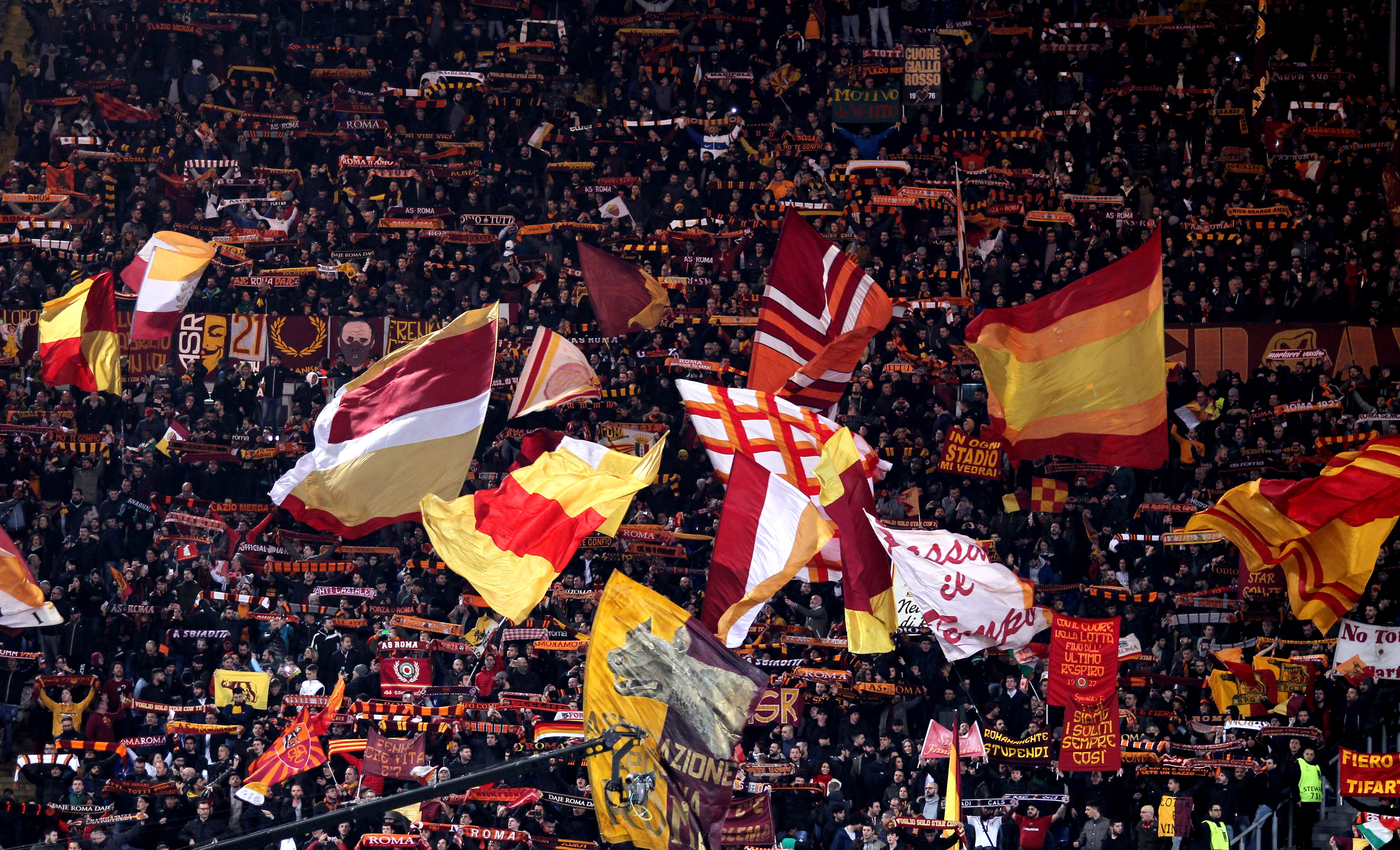 Феновете на ”Рома” празнуваха дълго след мача