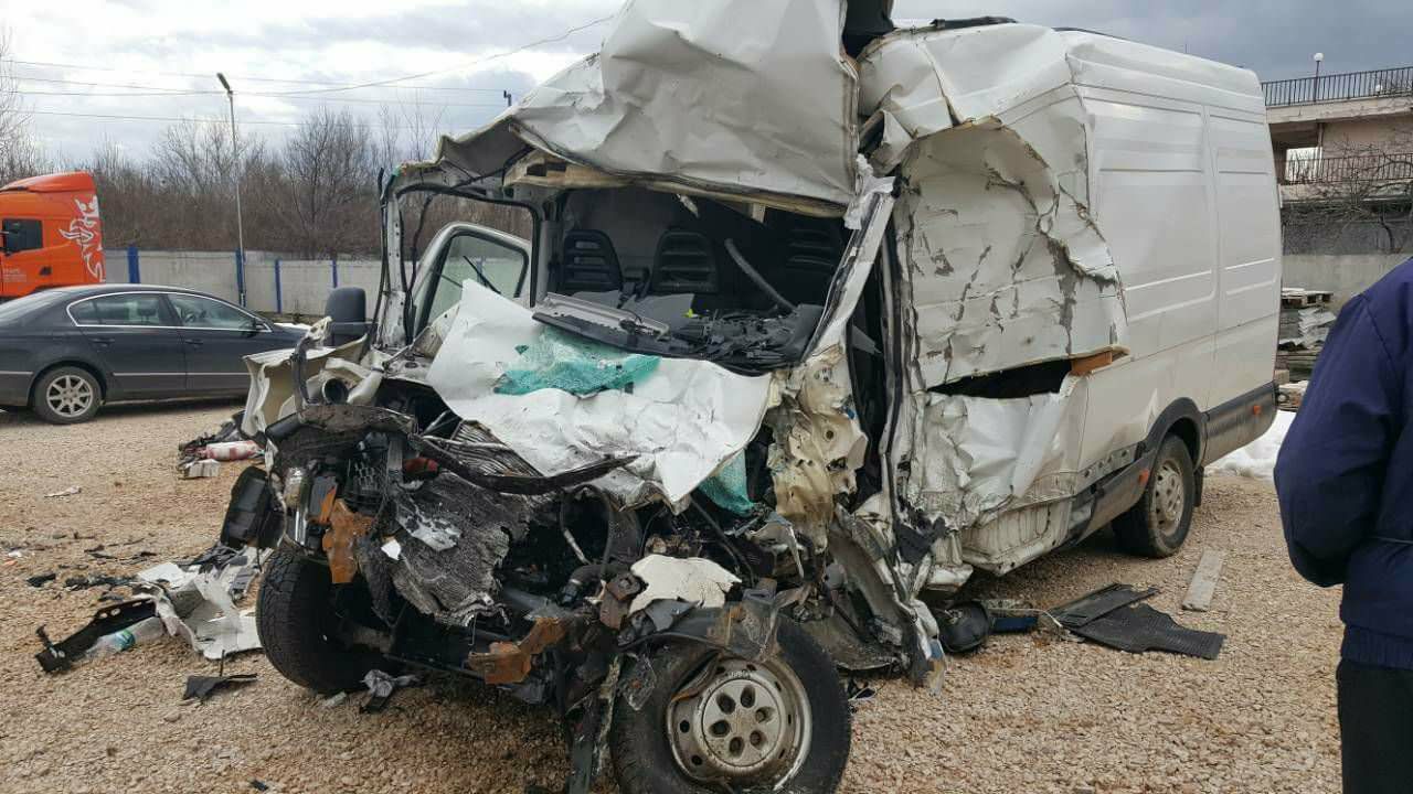 Турският шофьор, убил на пътя колегата си от микробуса, е изчезнал яко дим заедно с камиона