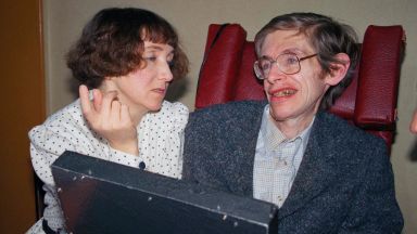 Архивът на Стивън Хокинг става общодостъпен