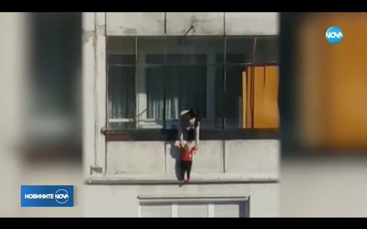 Видеозапис показва как бебето увисва от 8-ия етаж