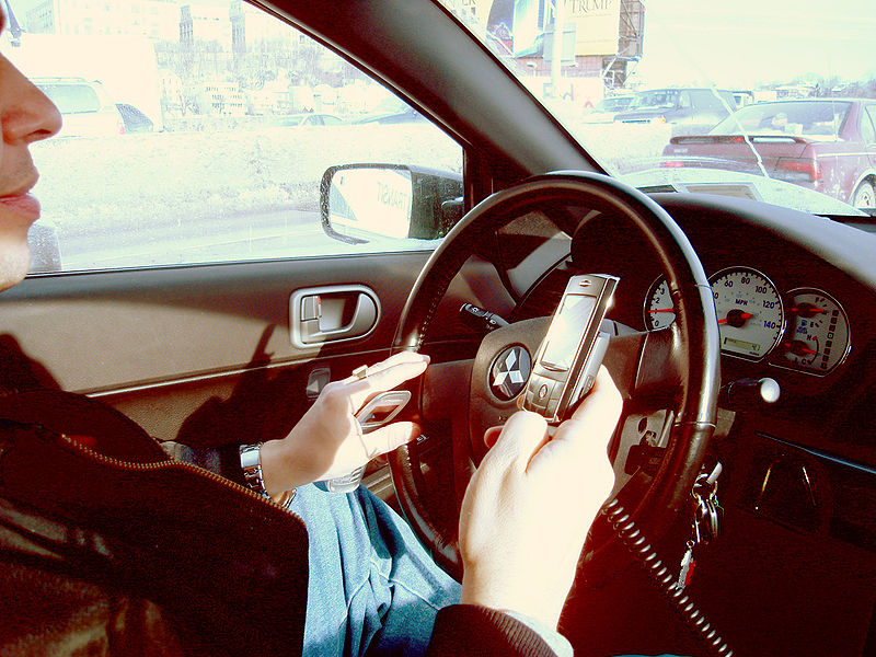 46% от хората пишат на смартфона си, докато шофират