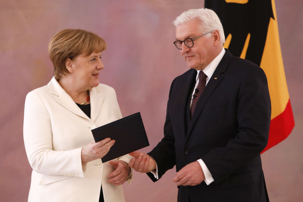 Меркел триумфира пред майка си, мъжа си и доведения си син