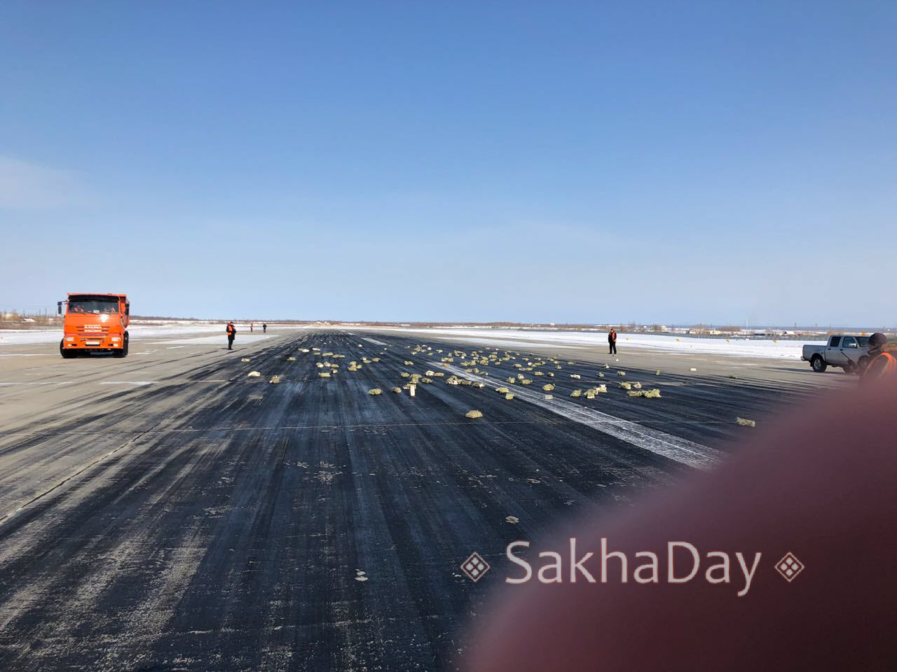 Разсипаните слитъци злато на пистата на летището в Якутск