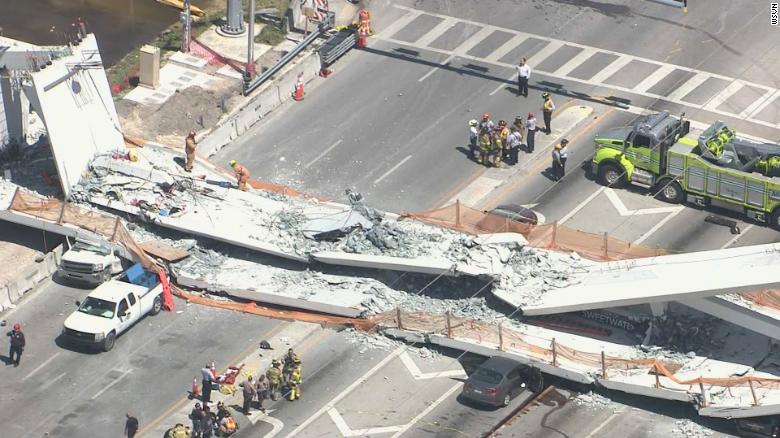 Надлез за пешеходци рухна в Маями, има загинал