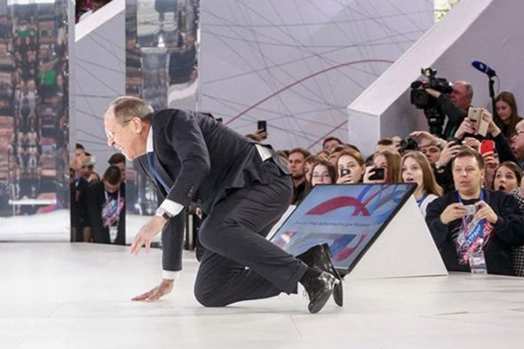 Сергей Лавров падна на колене на форум в Русия