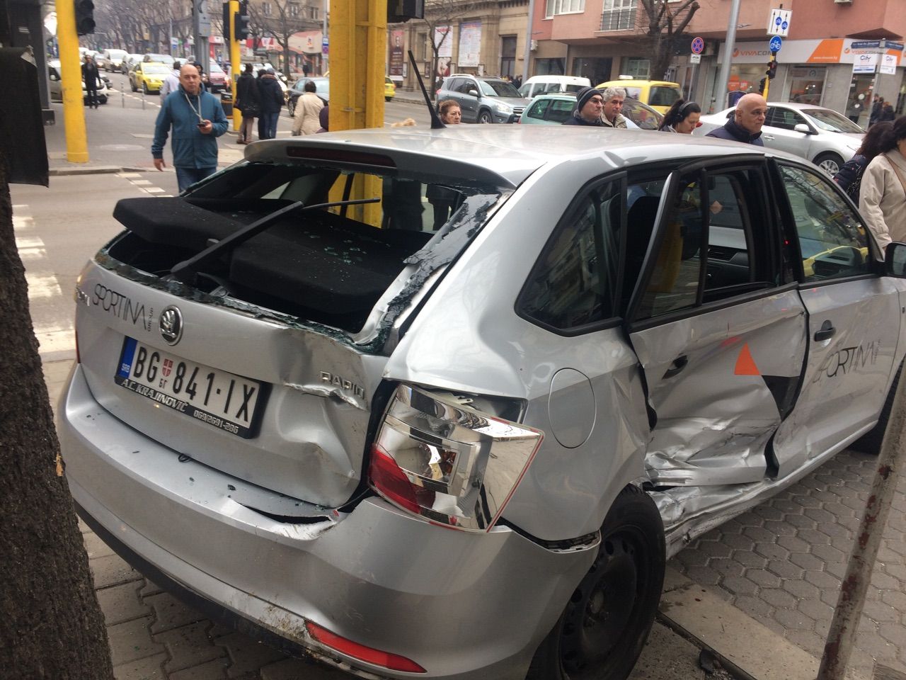Катастрофа на ключово кръстовище в София (снимки)