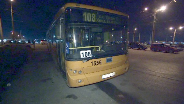 Тийнейджъри атакуваха с камъни автобус в София