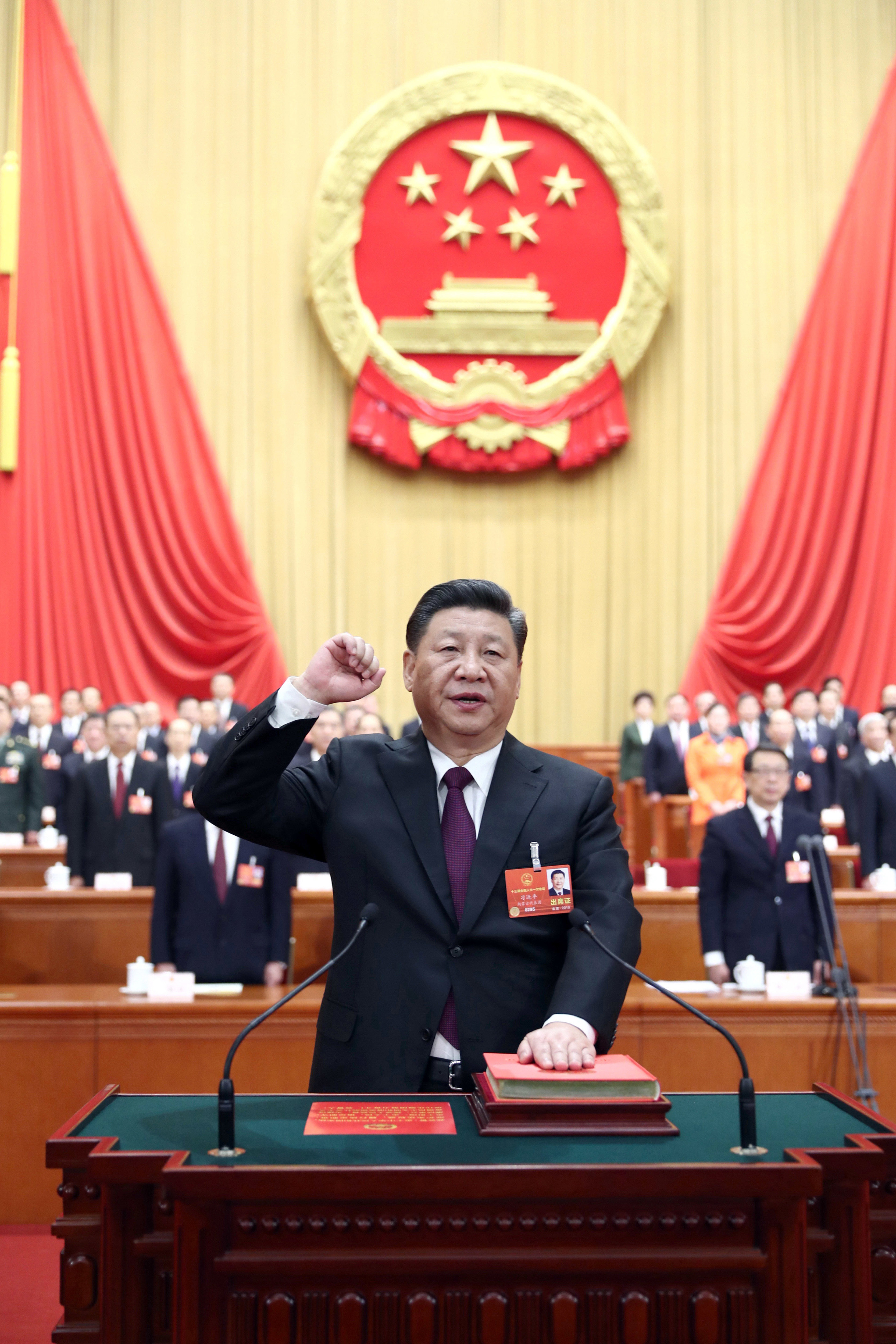 Заклевам се да работя за изграждането на велика социалистическа модерна страна, заяви Си Цзинпин за президент на Китай