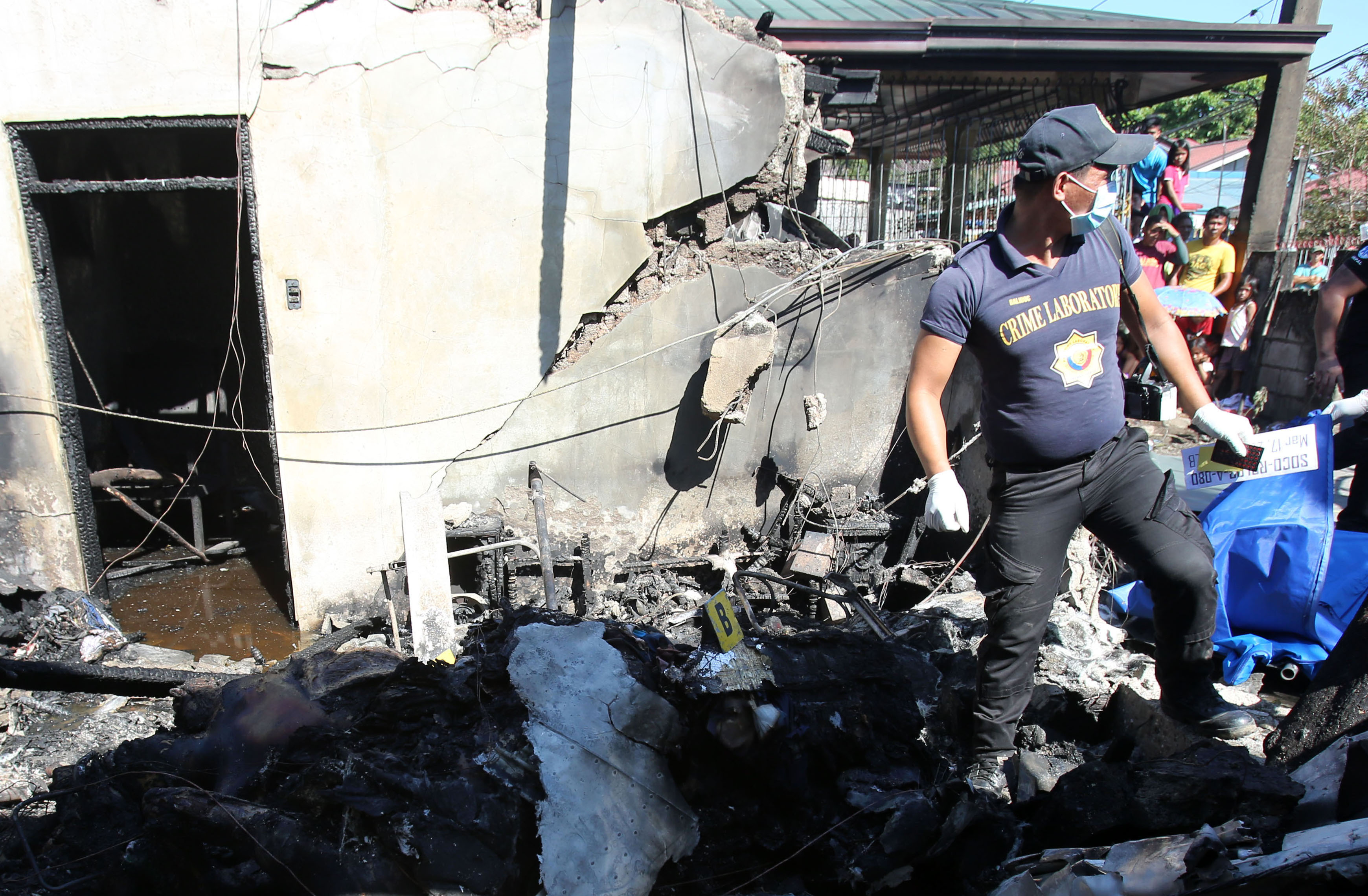 Самолет се заби в къща във Филипините