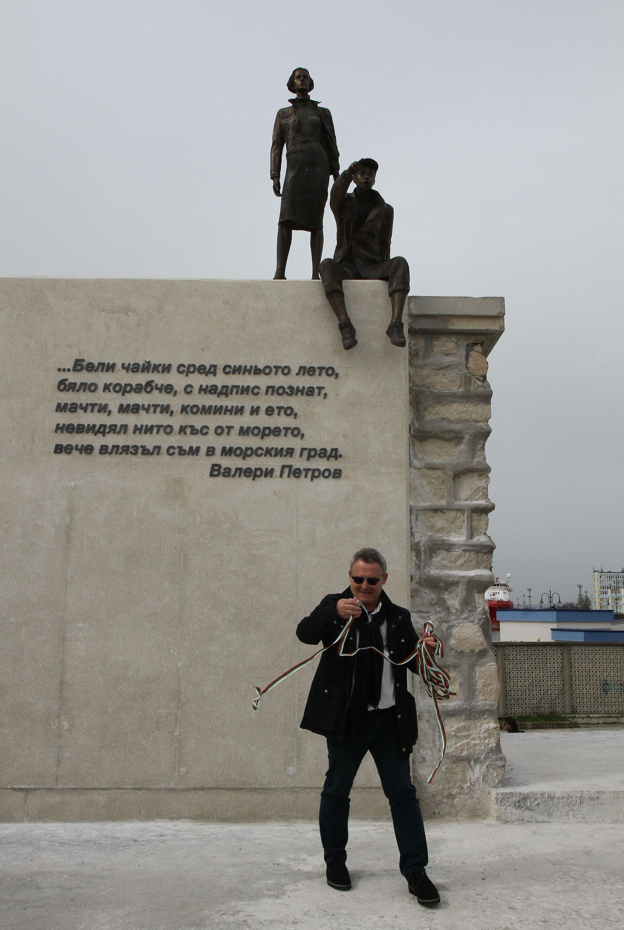 Скулптура посреща пристигащите по море във Варна