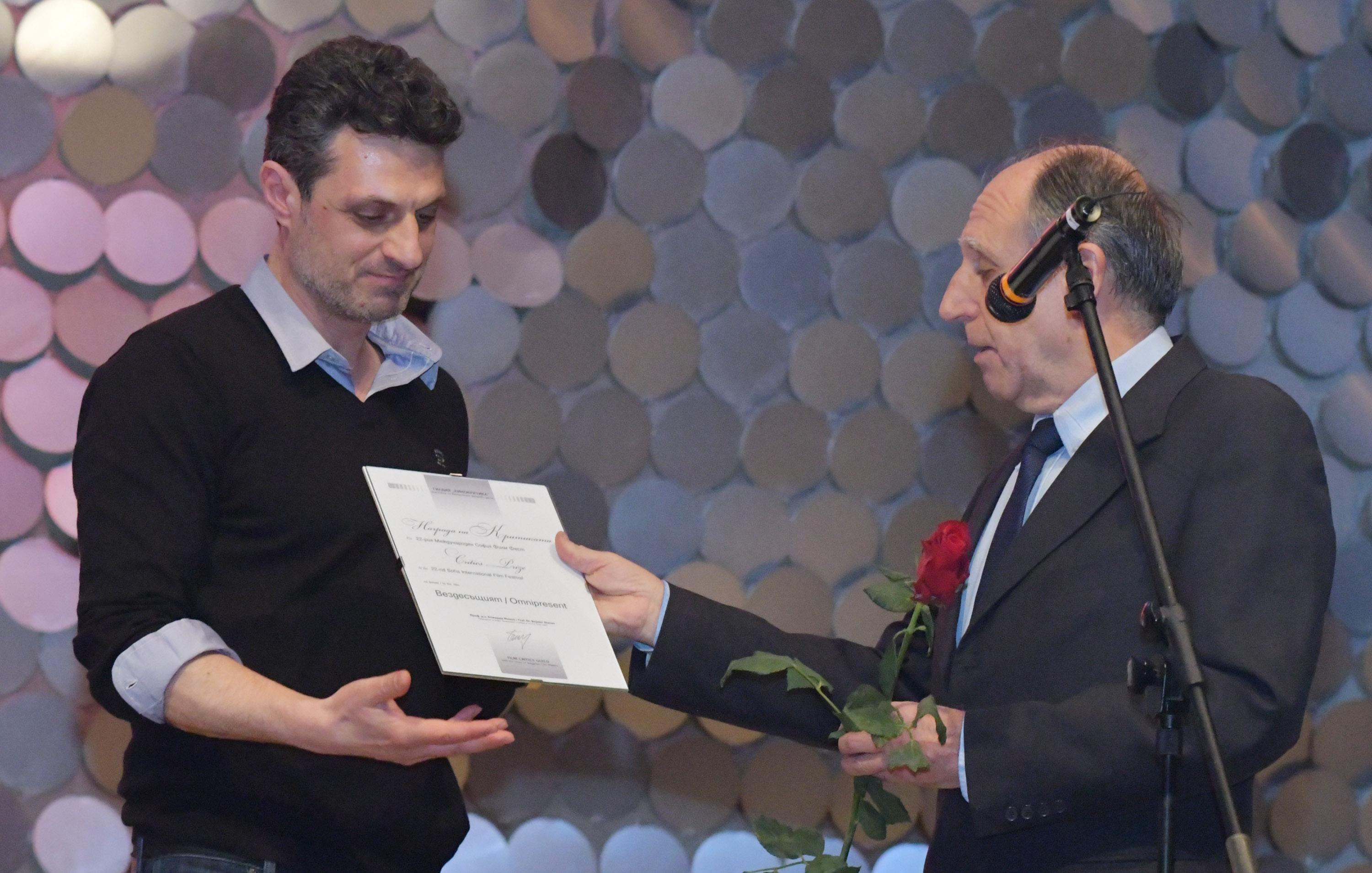 Актьорът Велислав Павлов получава наградата за "Вездесъщия" от Божидар Манов