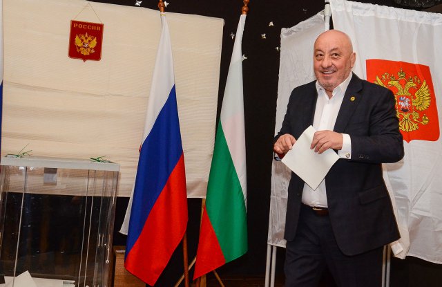 Георги Гергов гласува за Путин в дома за българо-руско приятелство