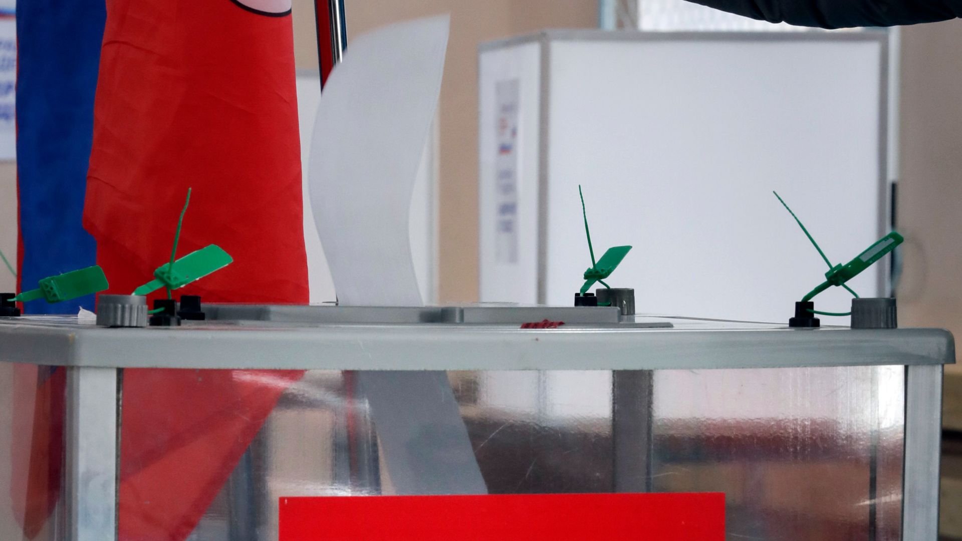 Руснаците гласуват днес на местни и регионални избори белязани от