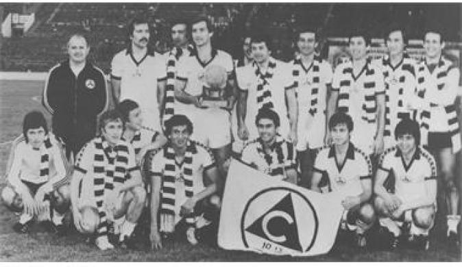 Тимът на ”Славия” с Гугалов (долу вляво), носител на Купата на България през 1980 г.