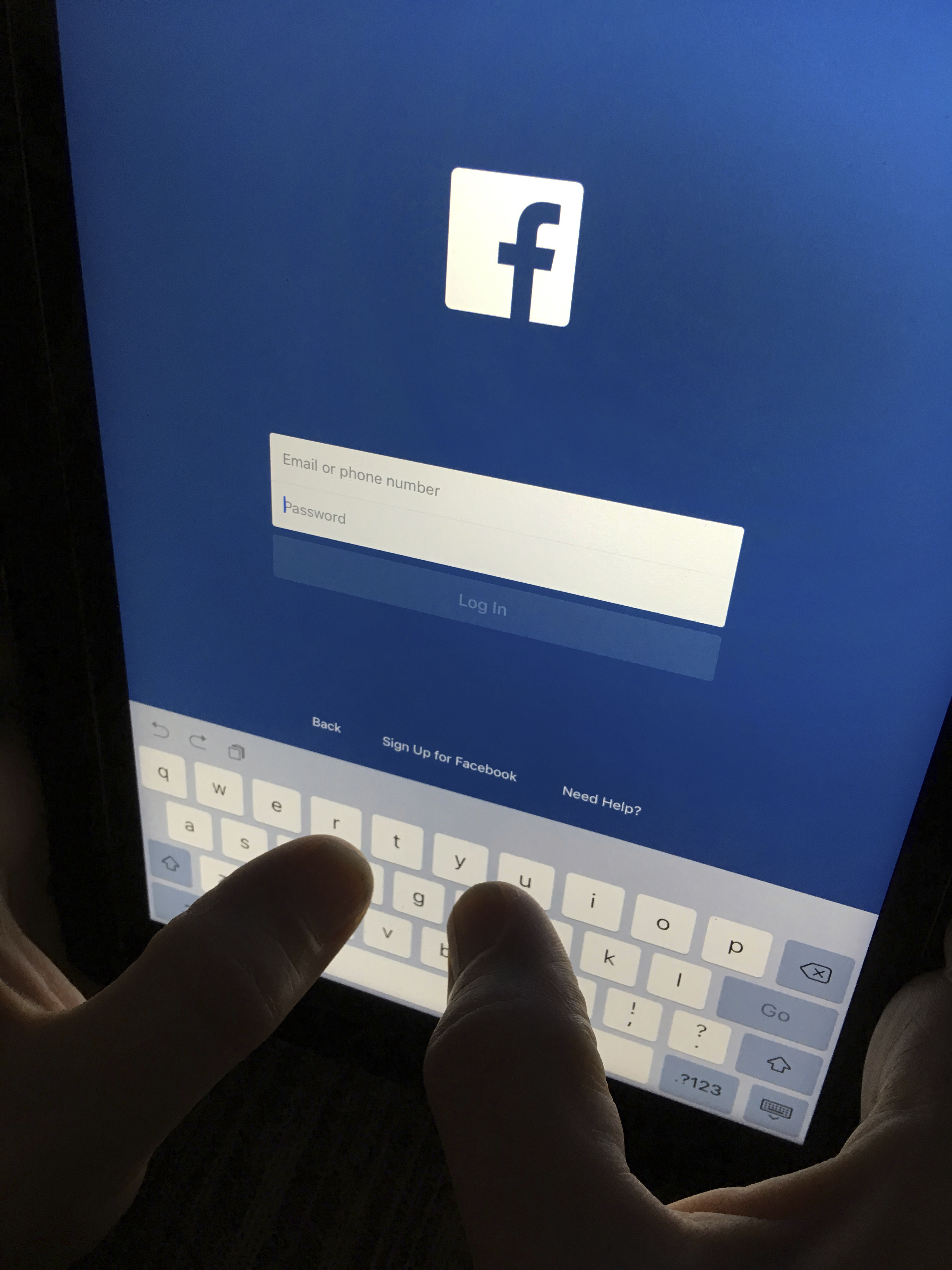 Шефът по сигурността на Facebook подаде оставка