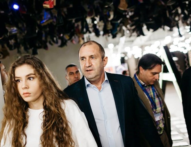Президентът Радев заведе дъщеря си на театър