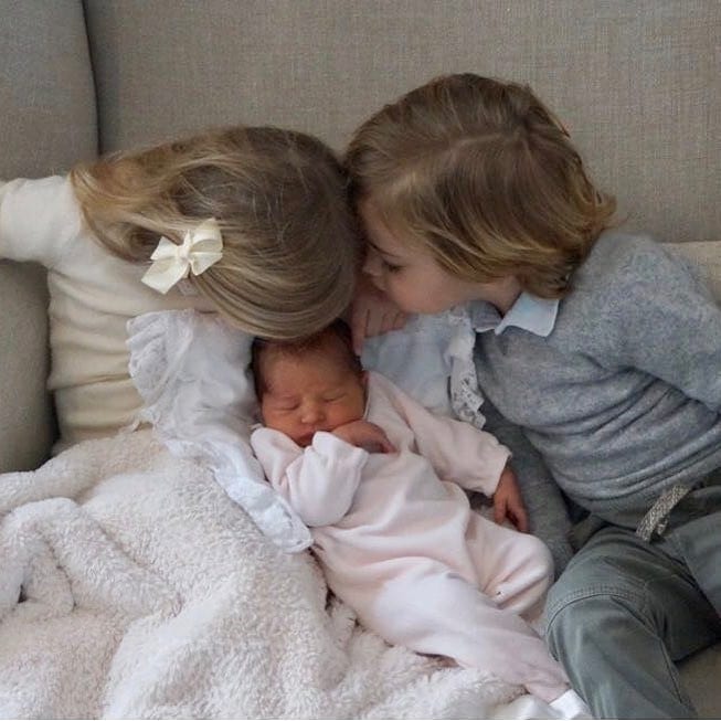 Шведската принцеса Адриен със сестра си принцеса Леонор и брат си принц Николас