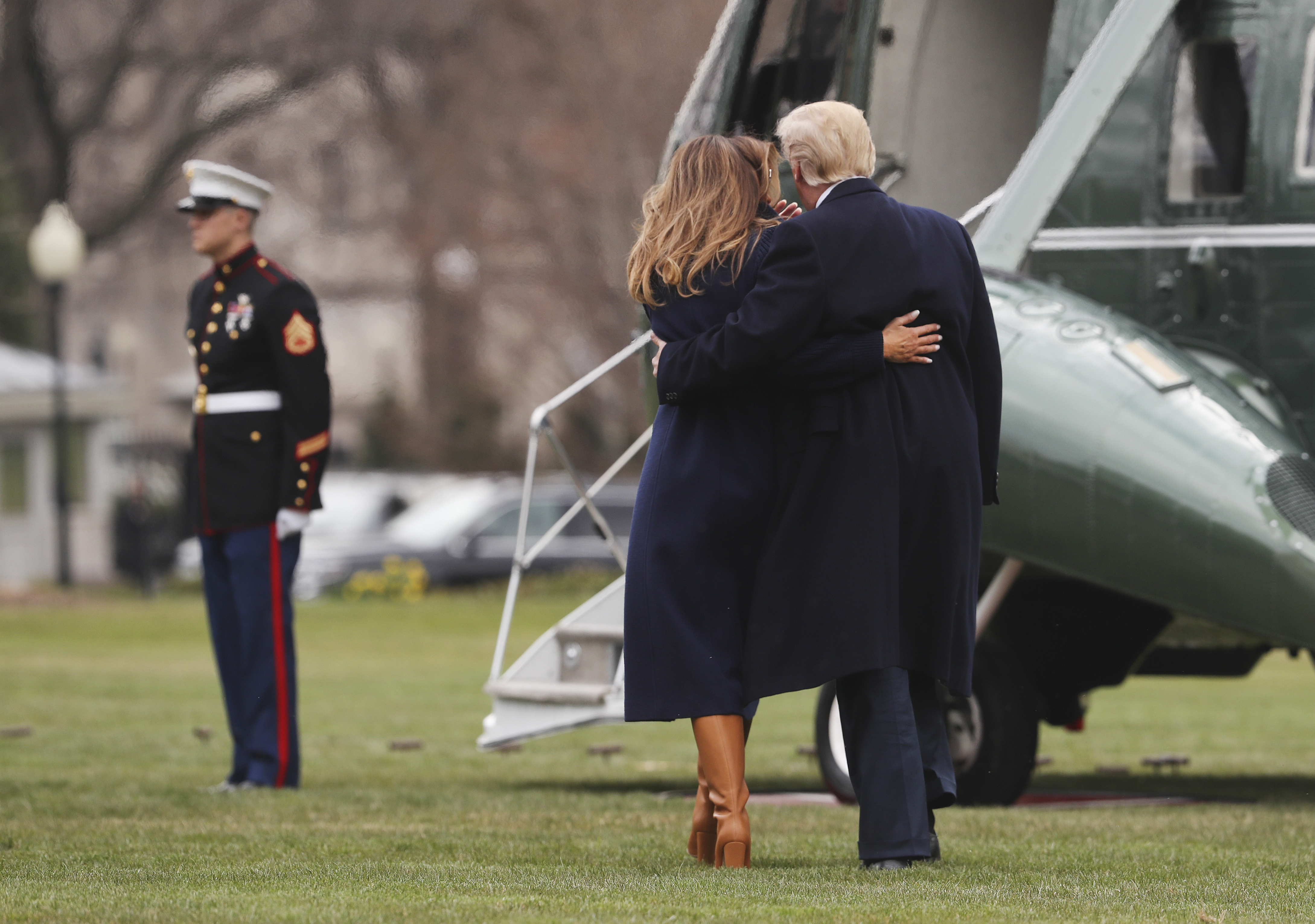 Семейство Тръмп прегърнати на път за хеликоптера