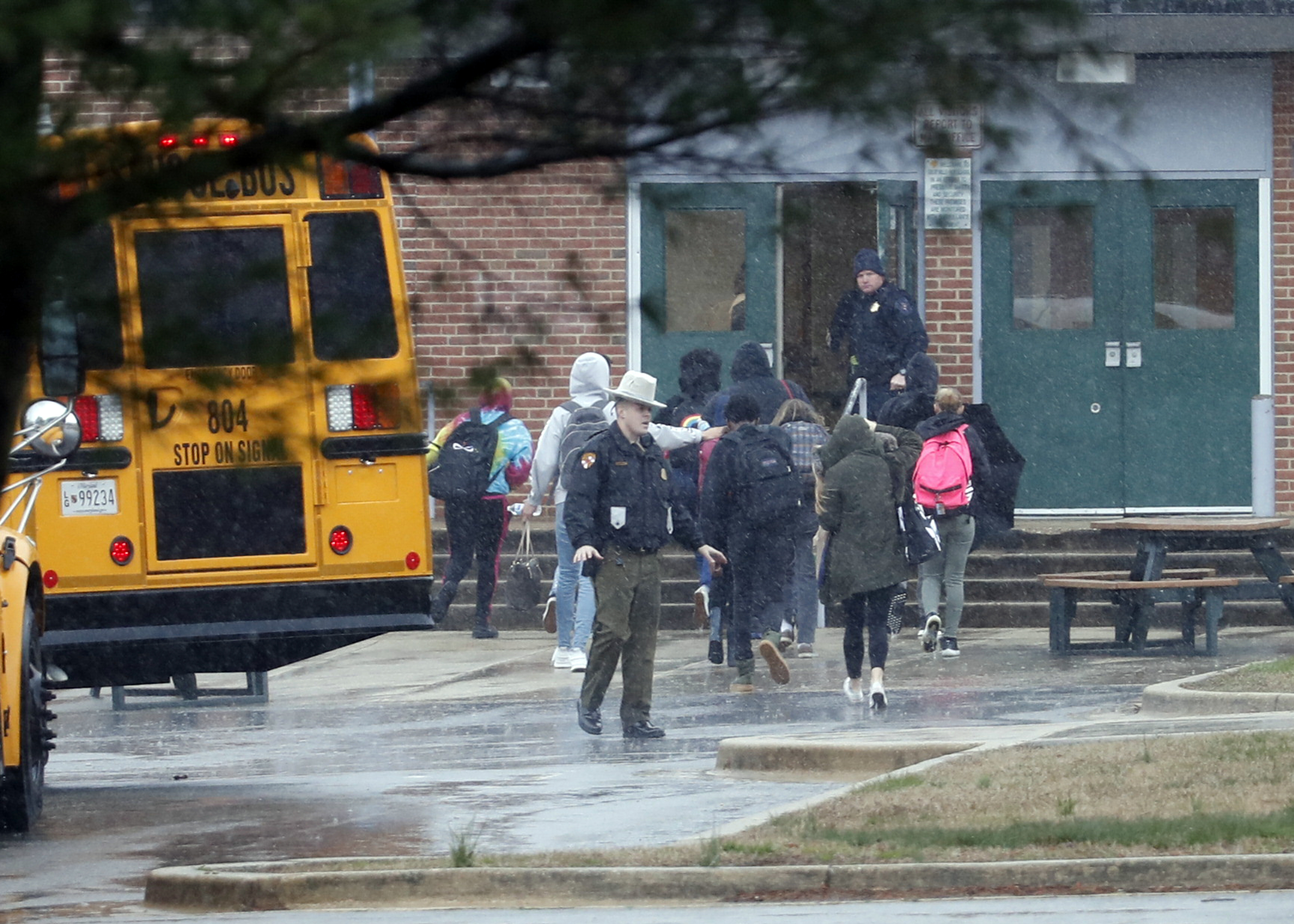 Стрелба в гимназия в американския щат Мериленд (видео)