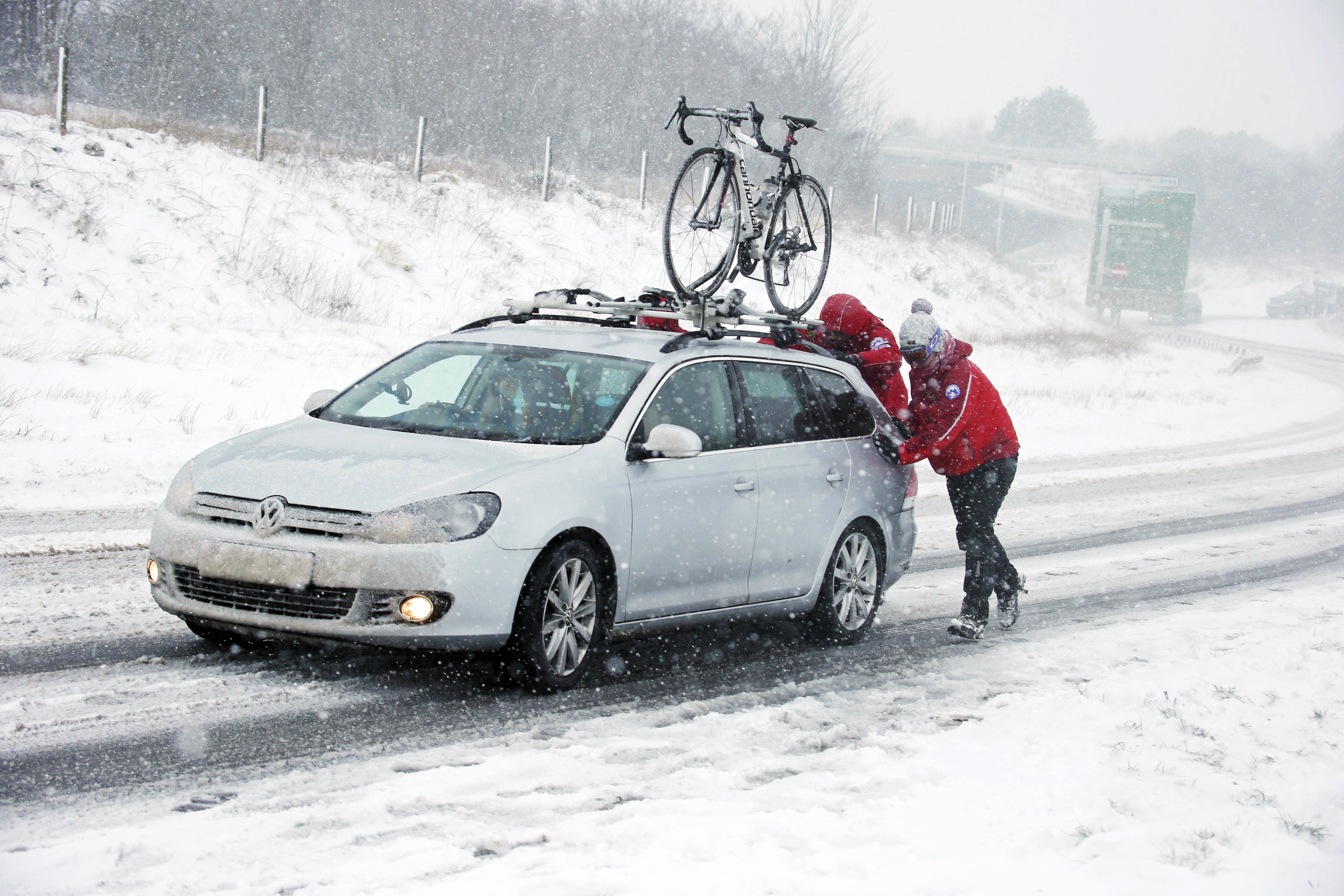 Във Великобритания обилен сняг причини хаос по пътищата