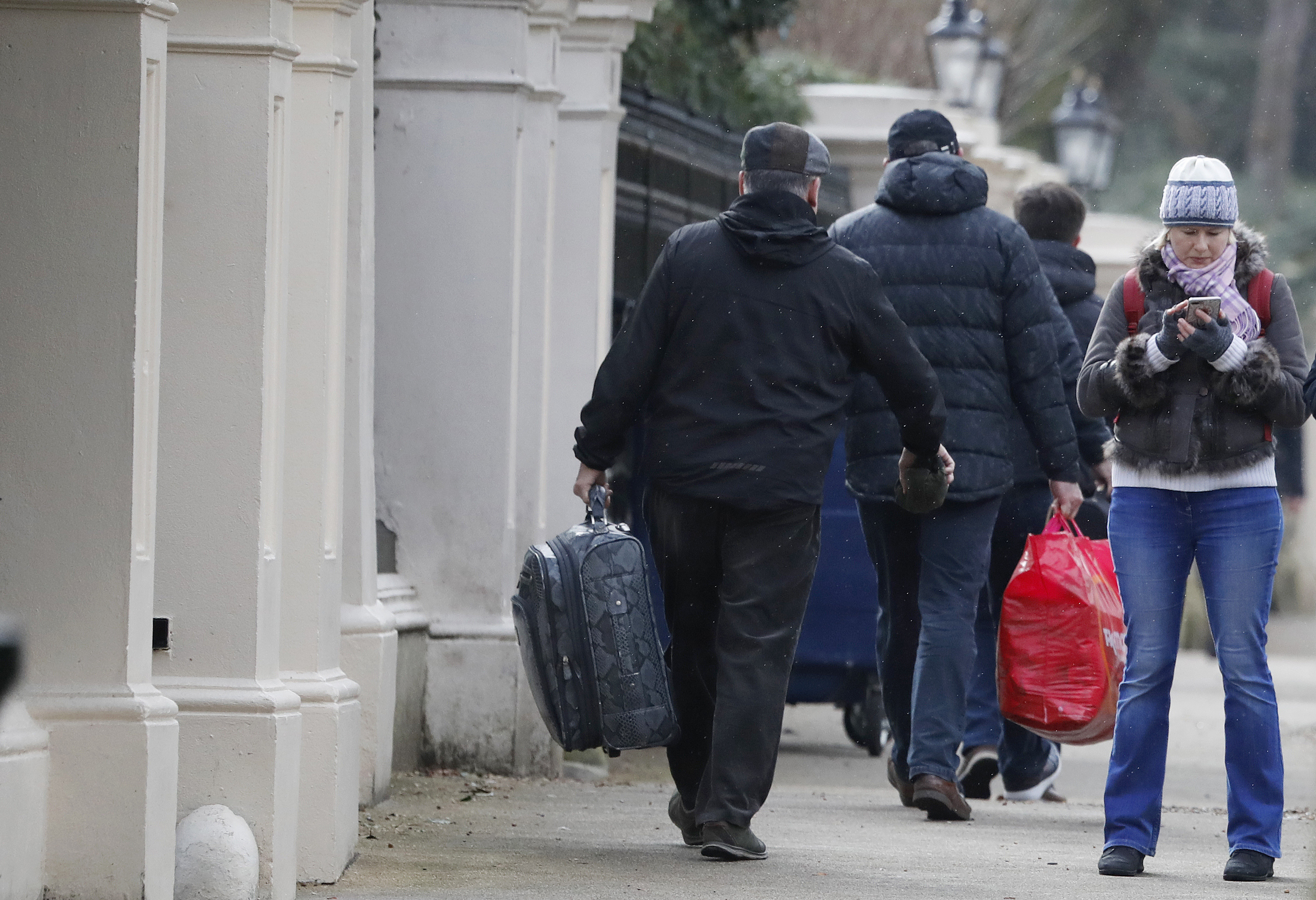 Руски дипломати напускат Лондон