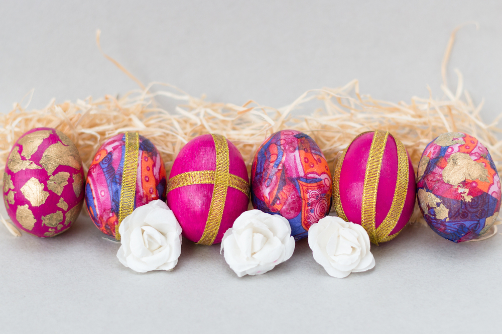 Великденски яйца - боядисани и украсени с декупаж