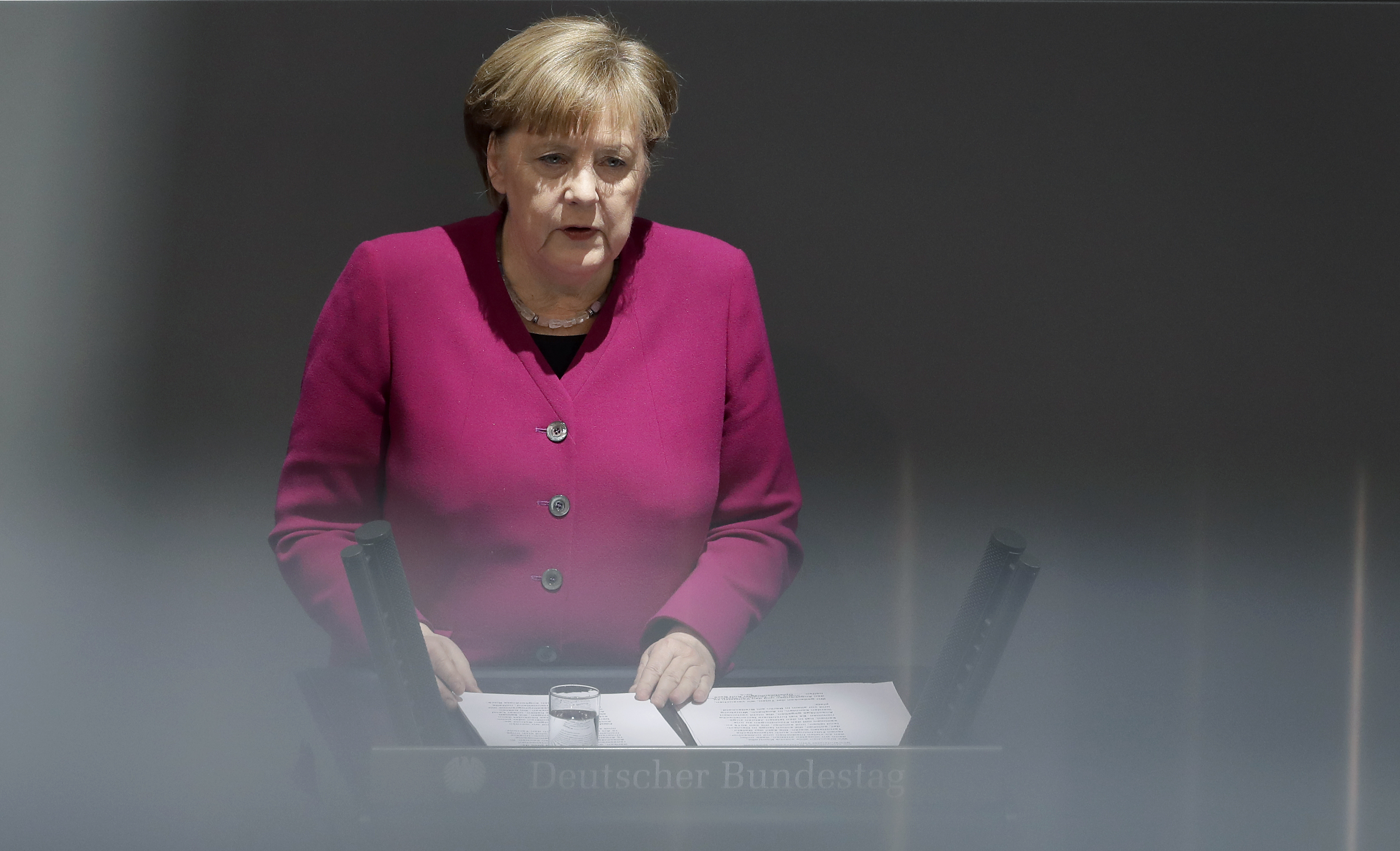 Ангела Меркел произнася първата си реч пред Бундестага