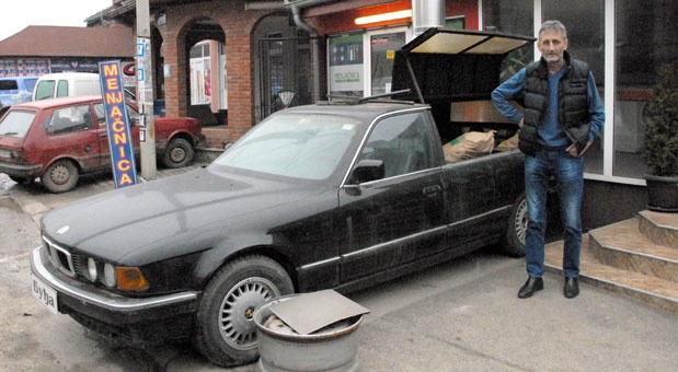 Старо BMW се превърна в мобилна сръбска скара