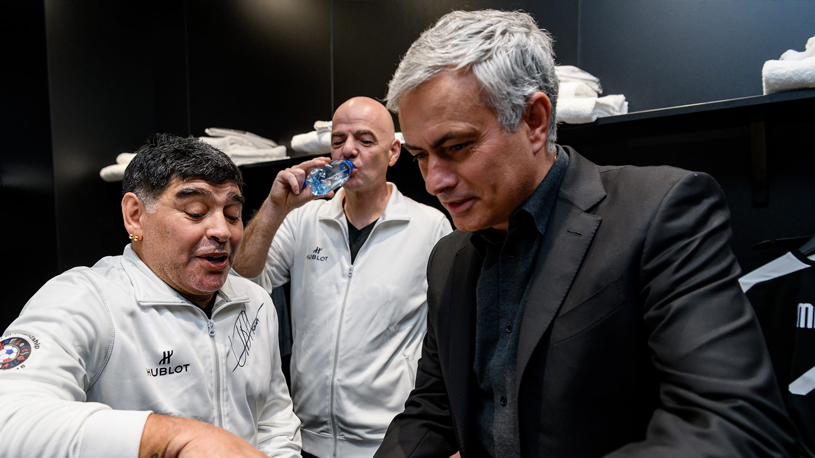 Жозе Моуриньо дава указания на Диего Марадона пред очите на шефа на ФИФА