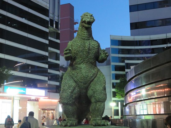 Паметникът на Годзила в Токио