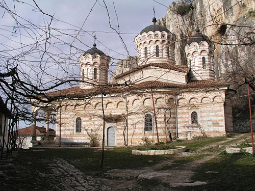 Уникален манастир и 100 живущи са откъснати от света