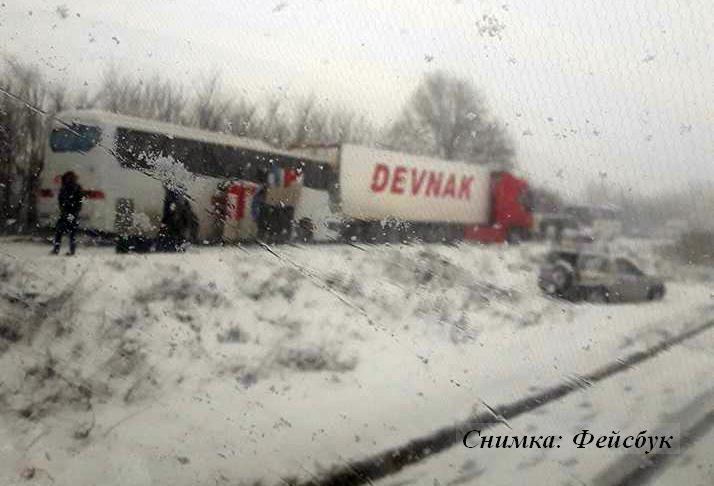 Автобус и ТИР катастрофираха на пътя Бяла - Русе