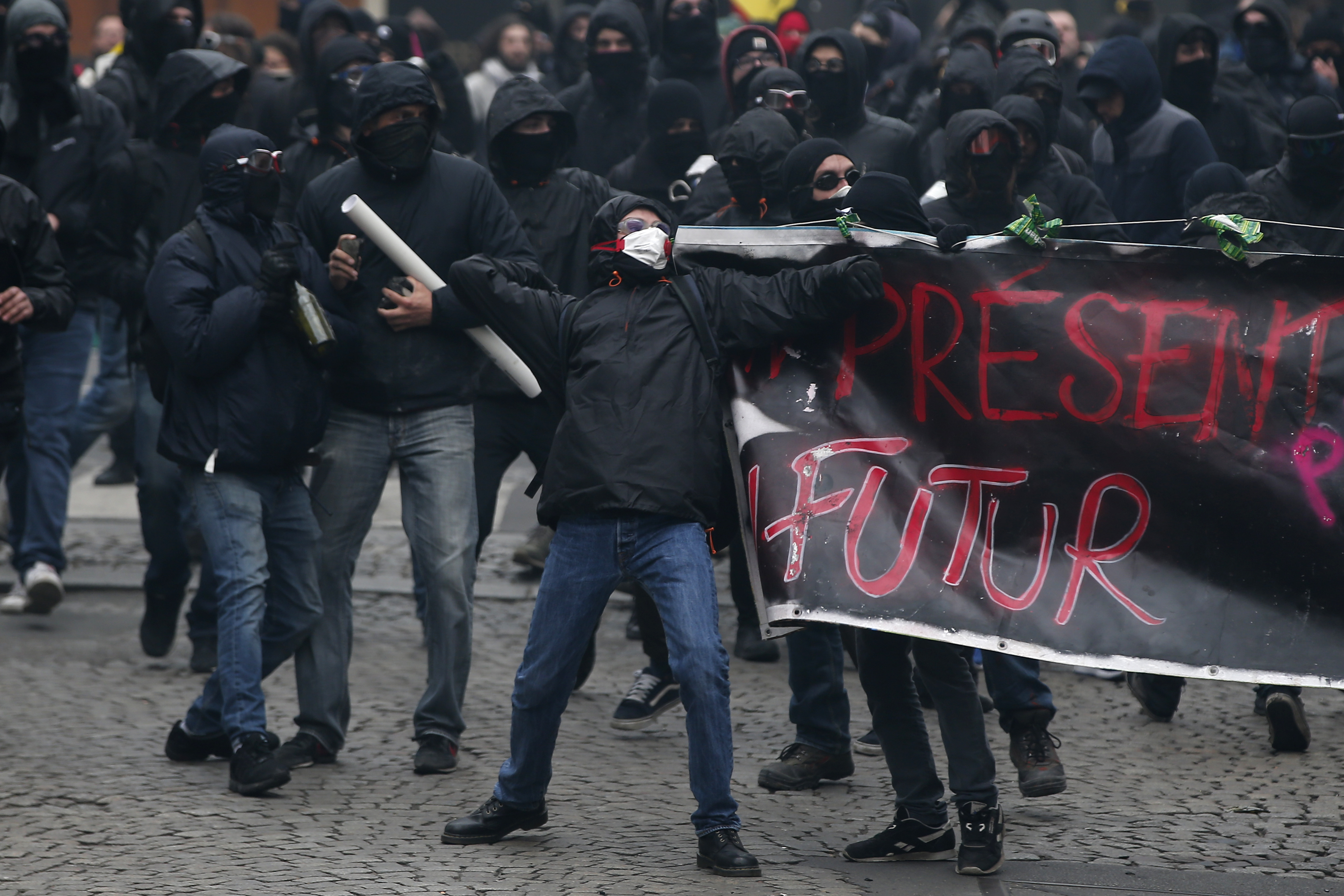 Сблъсъци между полиция и протестиращи във Франция