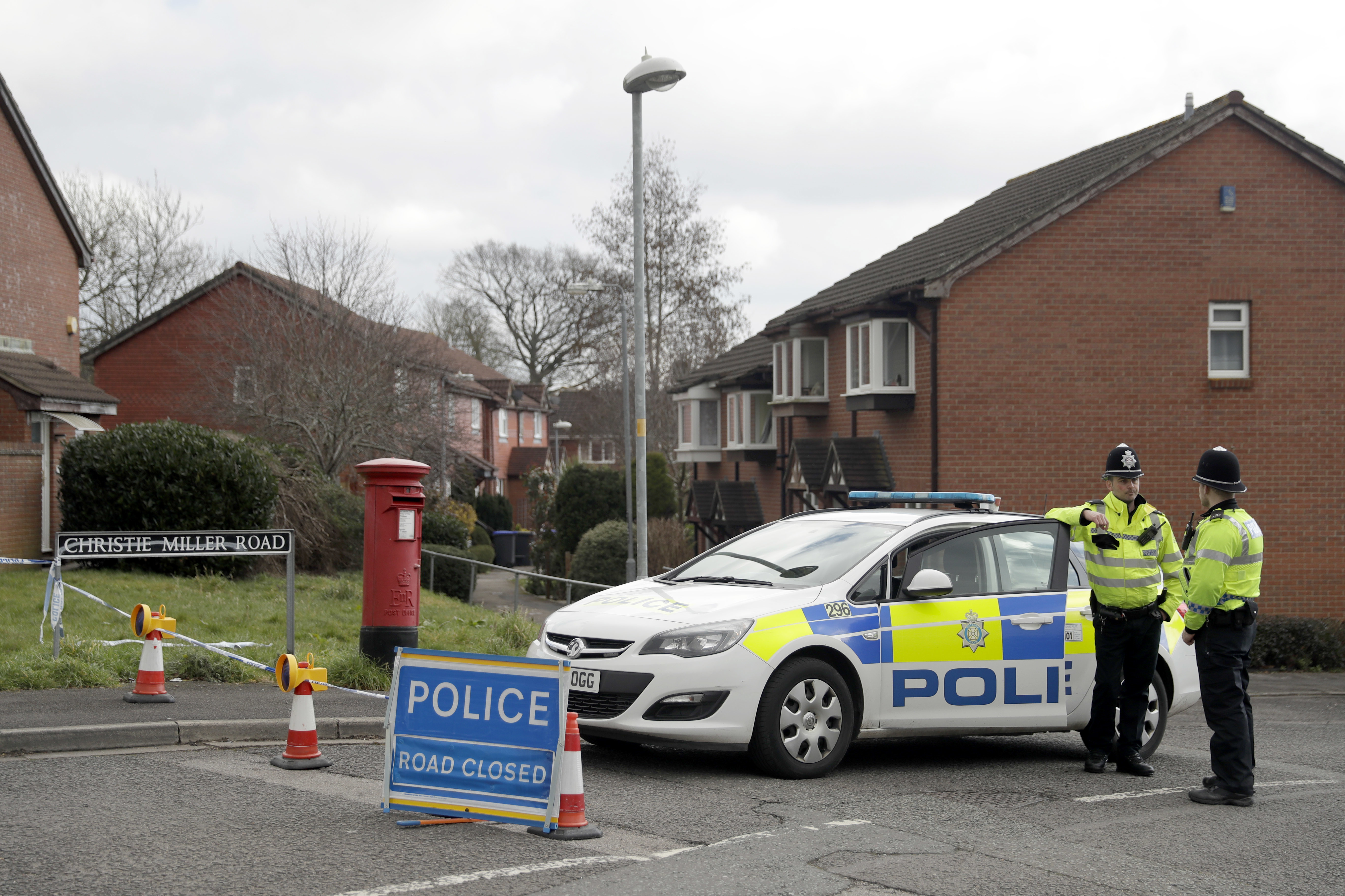 Полиция ограничи достъпа до дома на Скрипал в Солсбъри, докато тече разследването