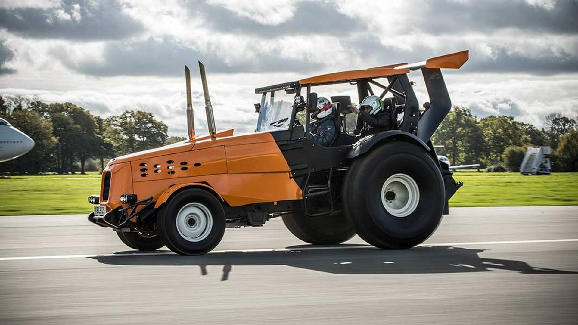 Най-бързият трактор в света ”лети” със 140 км/ч (видео)