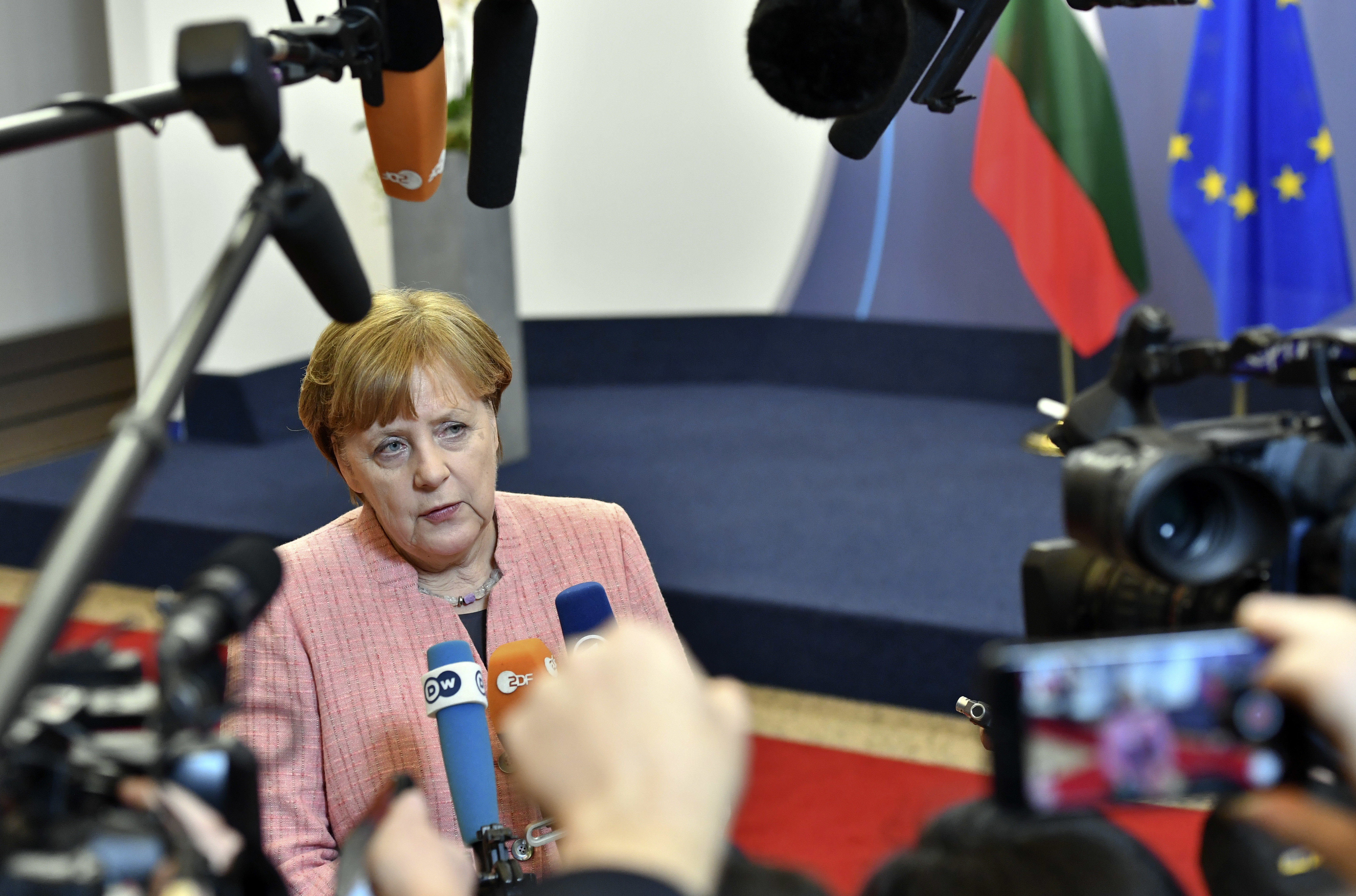 Ангела Меркел: Може да вземем по-нанататъшни наказателни мерки срещу Русия