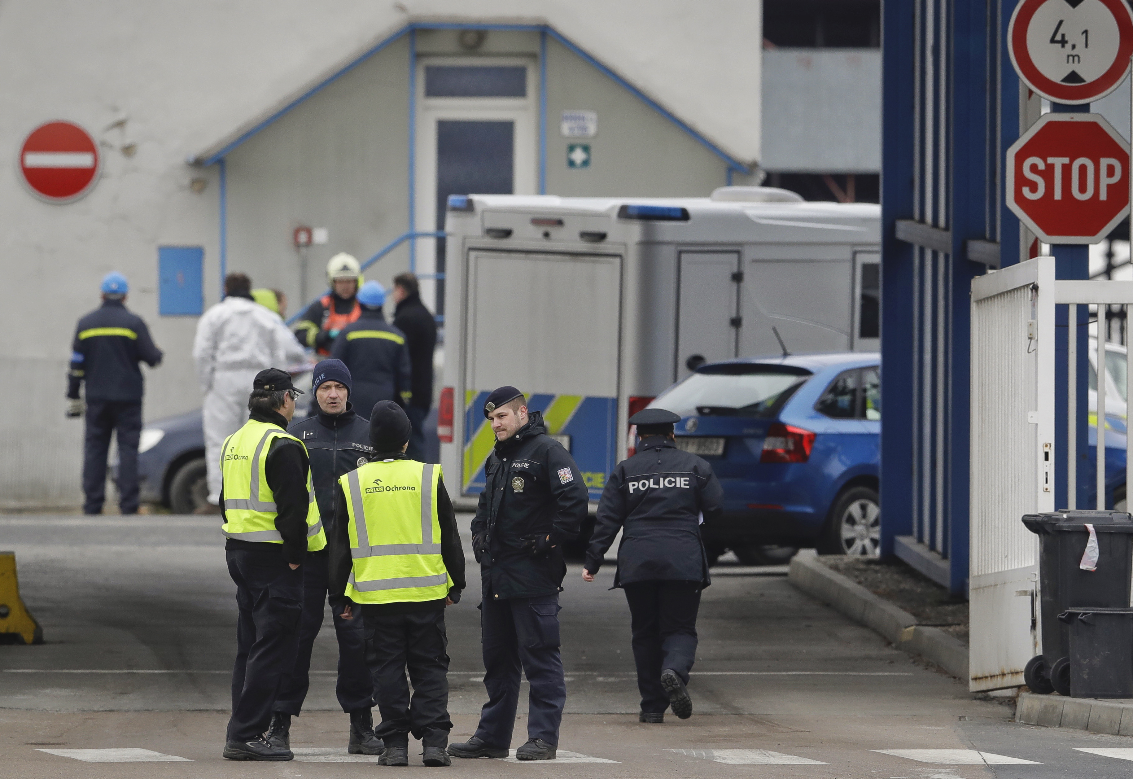 Полиция пред входа на химическия завод в Чехия, където при взрив загинаха 6 души