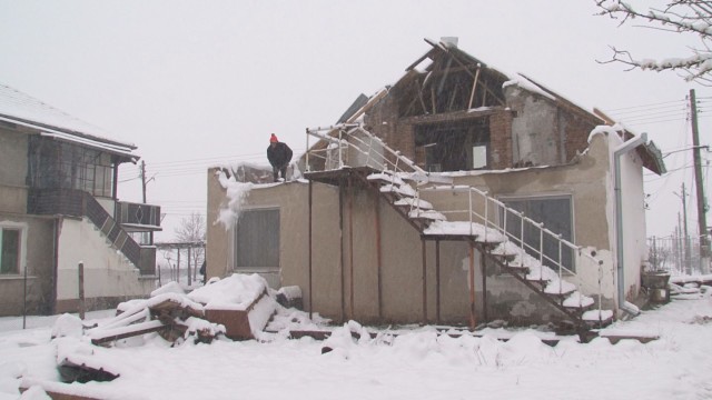 Къща с отнесен покрив от урагана във Враца
