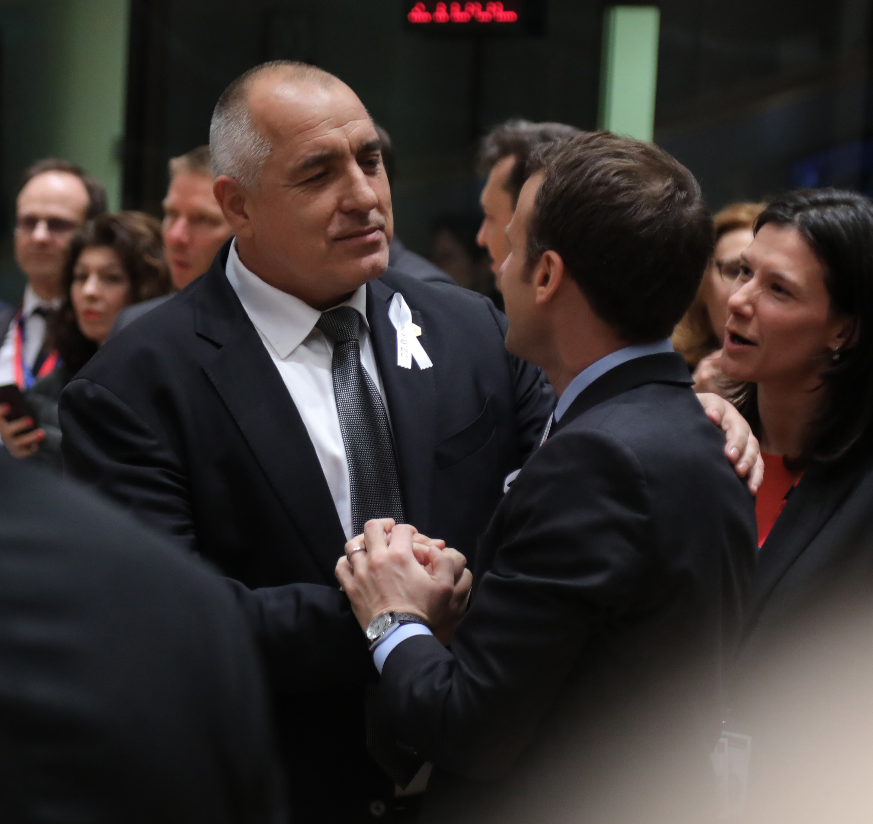 Бойко Борисов потупва по рамото френския президент Еманюел Макрон